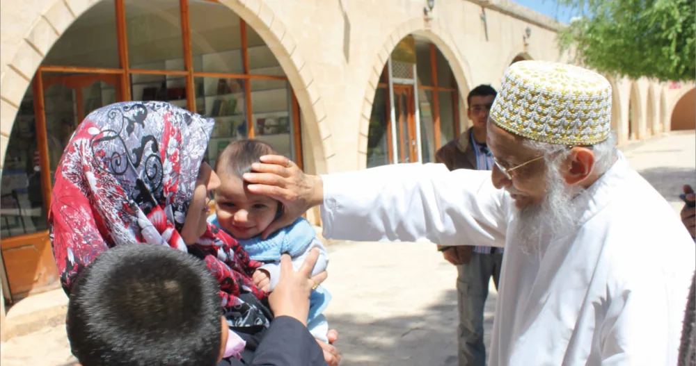 Syedna Qutbuddin RA welcoming visitors